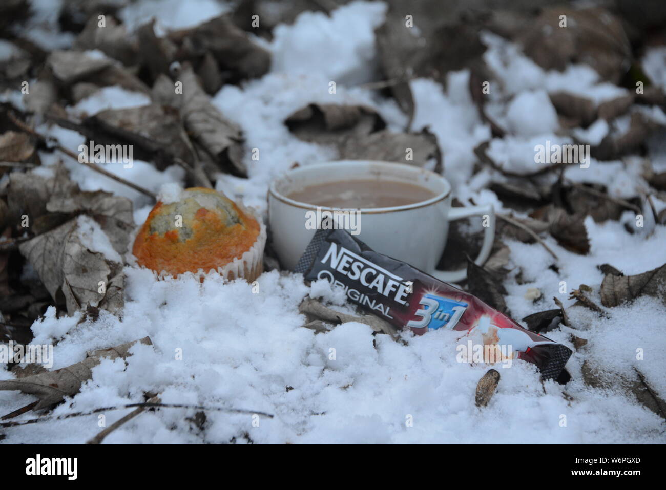 Tasse de Nescafé froid en hiver avec la neige tasse de café et gâteau pause par temps froid le café potable feuilles autour de Snowy White snow Nescafe Banque D'Images