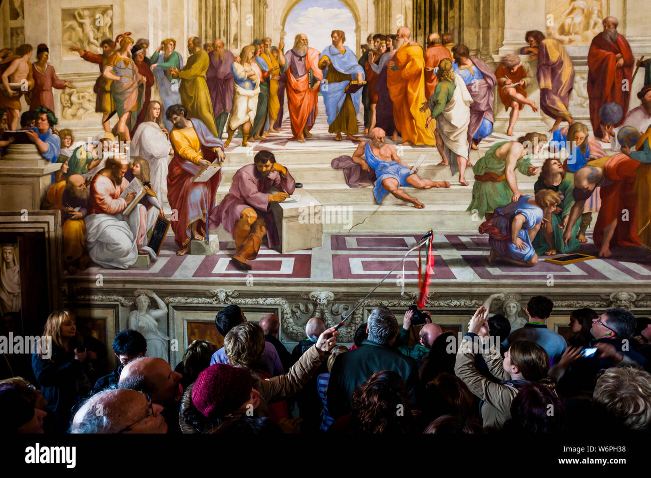 Groupe guidé de visiteurs dans les musées du Vatican à Rome, Italie Banque D'Images