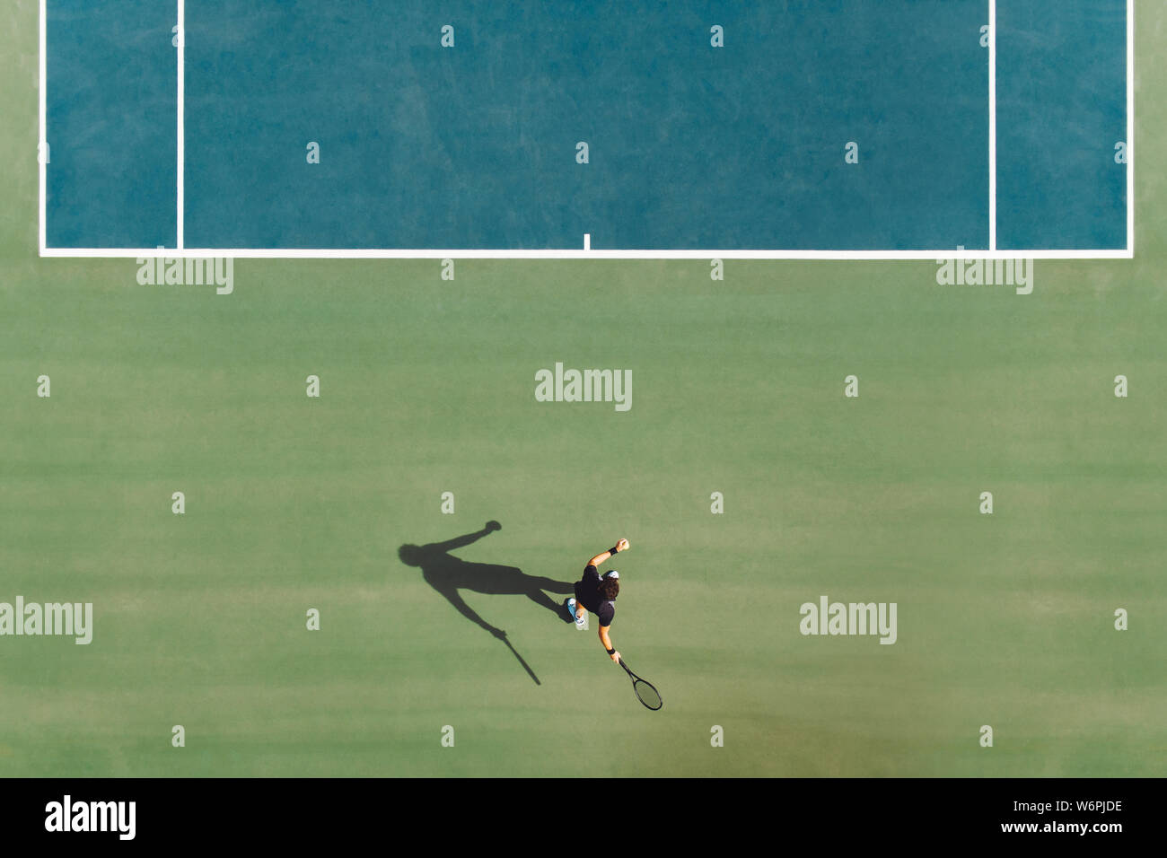 Vue aérienne de jeune joueur de tennis masculin jouant sur surface dure. Joueur de tennis professionnel frapper un coup droit sur la cour. Banque D'Images