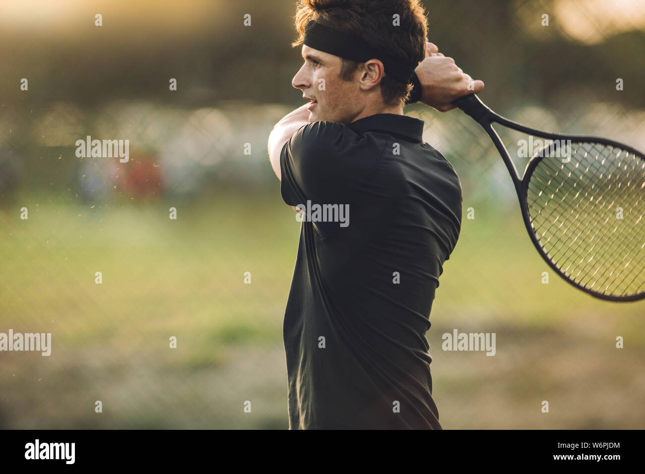 Joueur de tennis pro pratiquant sur une cour du club. Jeune homme jouant sur un joueur de tennis club de tennis. Banque D'Images