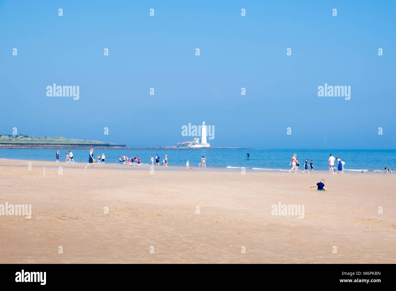 L'été au bord de la mer où les familles profitez d'une journée ensoleillée sur la longue plage de sable sur la côte Nord à Tyneside Whitley Bay dans la région de Tyne et Wear Banque D'Images