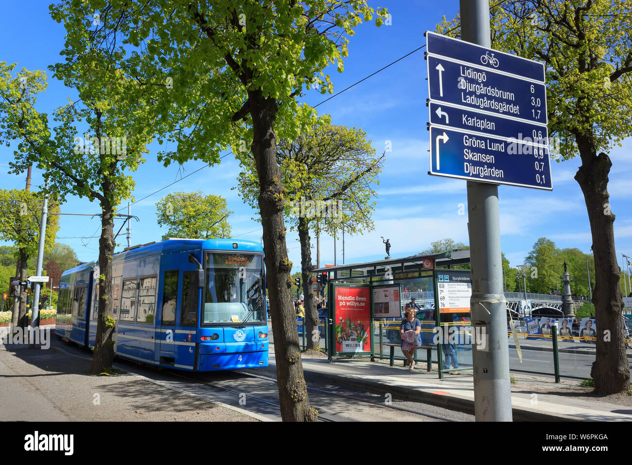 La ligne de tramway bleu SL (chemins de fer suédois) en route vers le centre de la capitale. (Östermalmstorg Djurgarden). STHLM, Suède. Banque D'Images