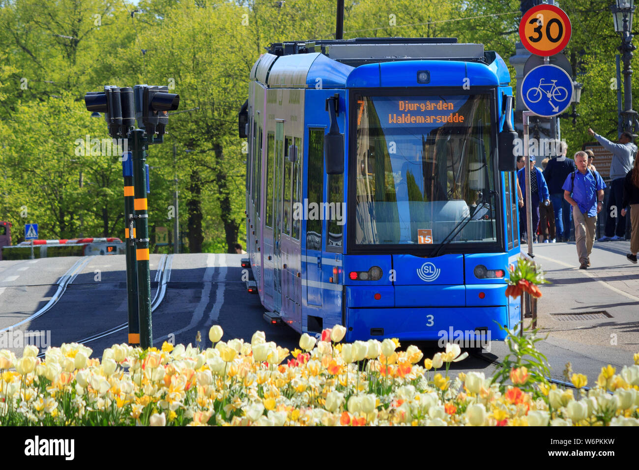 Storstockholms Lokaltrafik SL ou ligne de tramway bleu, plus de Djurgårdsbron. 'Public Tvarbanan' réseau de transport en Suède. Banque D'Images