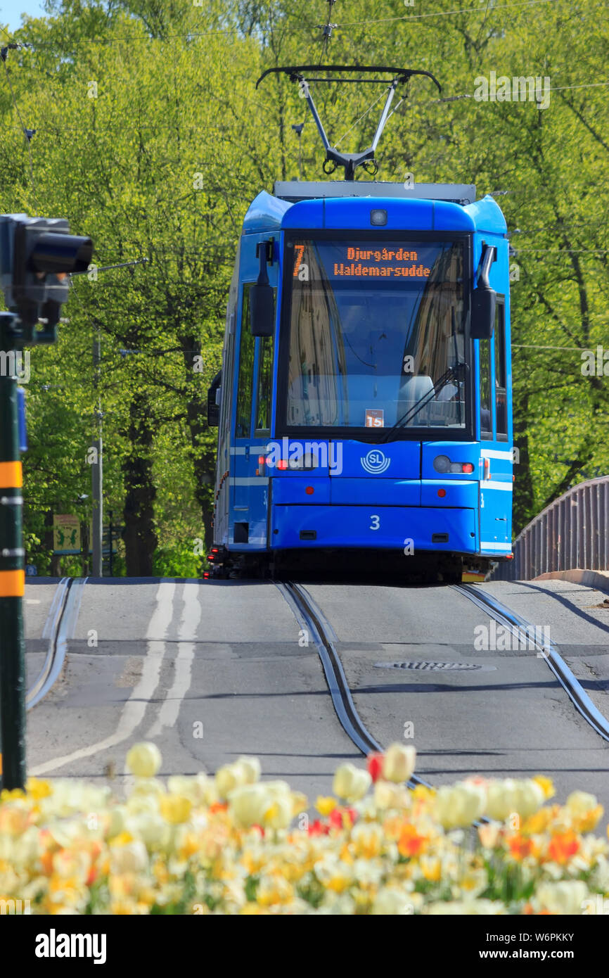 Storstockholms Lokaltrafik SL ou ligne de tramway bleu, plus de pont Djurgårdsbron. 'Public' Tvärbanan réseau de transport en Suède. Banque D'Images