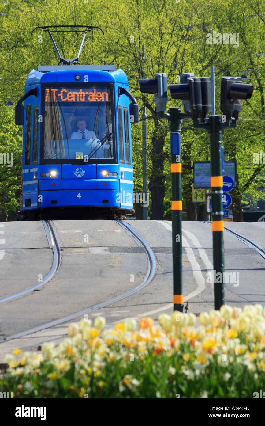 Storstockholms Lokaltrafik SL ou ligne de tramway bleu, plus de pont Djurgårdsbron. 'Public Tvarbanan' réseau de transport en Suède. Banque D'Images