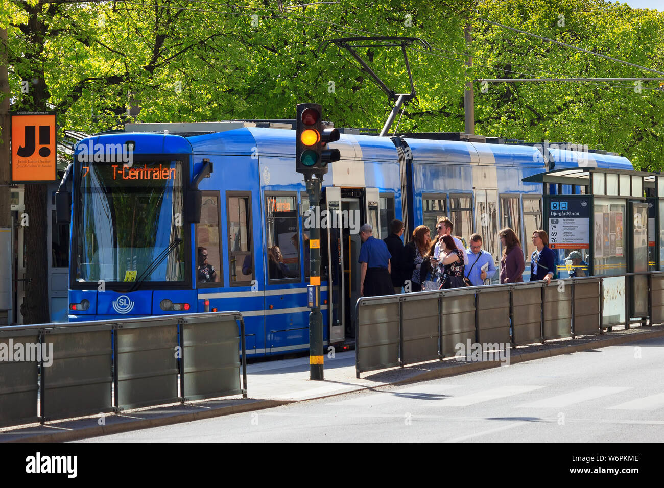 Storstockholms Lokaltrafik SL ou d'arrêt de la ligne de tramway en bleu (Östermalmstorg STHLM). SL est présent dans le réseau de transport public. La Suède. Banque D'Images