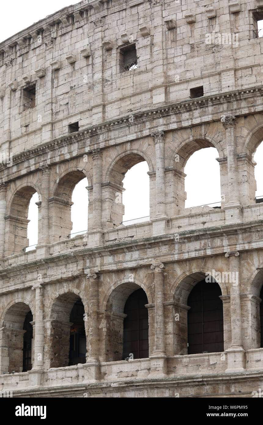 Détail de Coliseum aussi appelé Colosseo en langue italienne à Rome avec de nombreuses arcades Banque D'Images