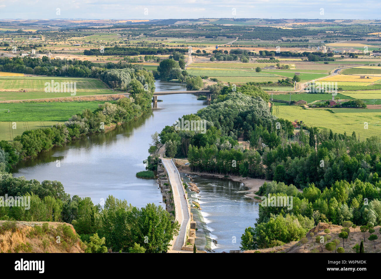 Regardant vers le bas sur la cité médiévale pont sur le fleuve Douro à partir de la ville de Toro, Province de Zamora, Castille et Leon, Espagne. Banque D'Images