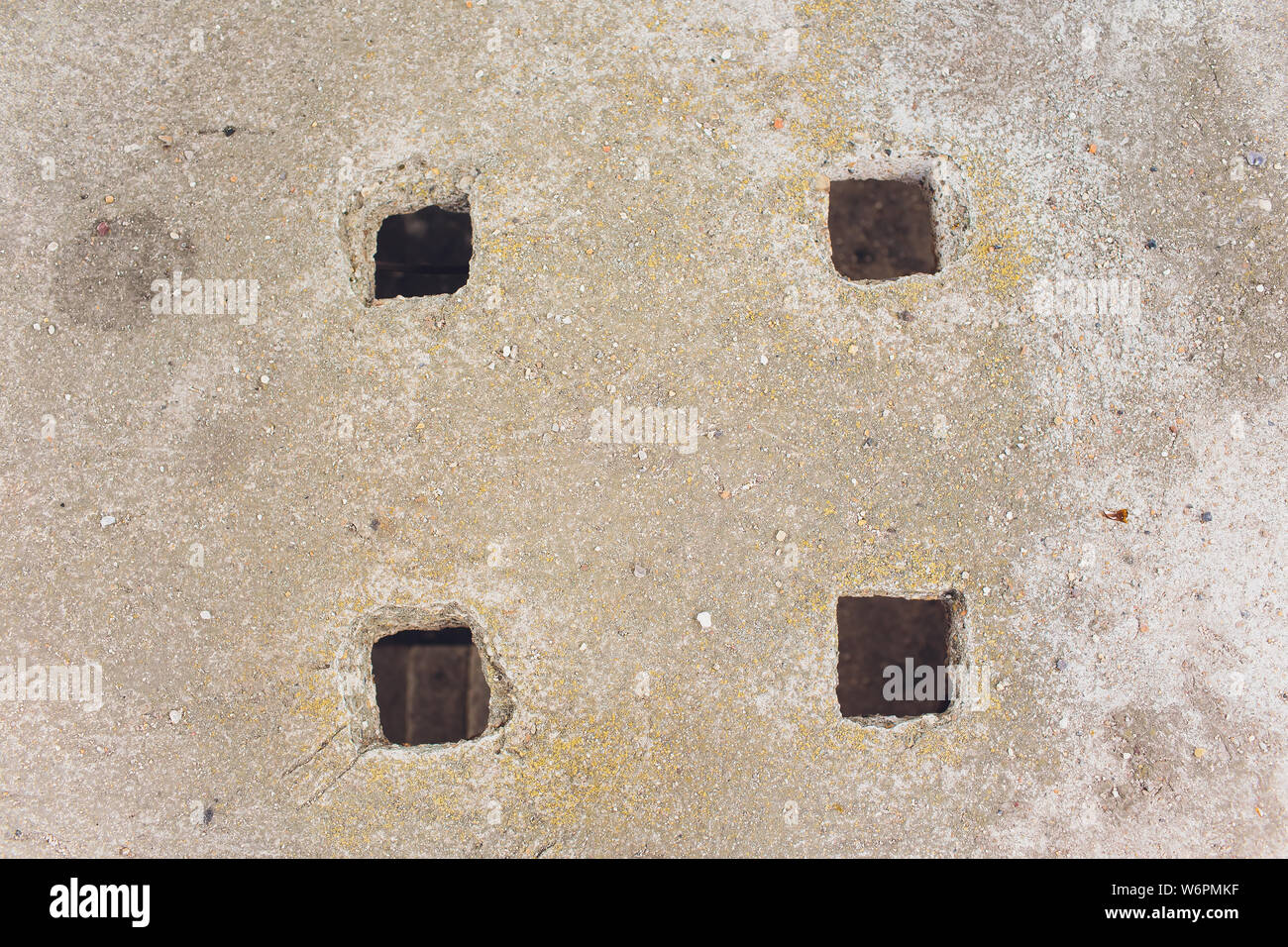 Les trous des fissures sur le mur de ciment causés par des forages pour mettre le tube de plomberie dans la maison. Banque D'Images