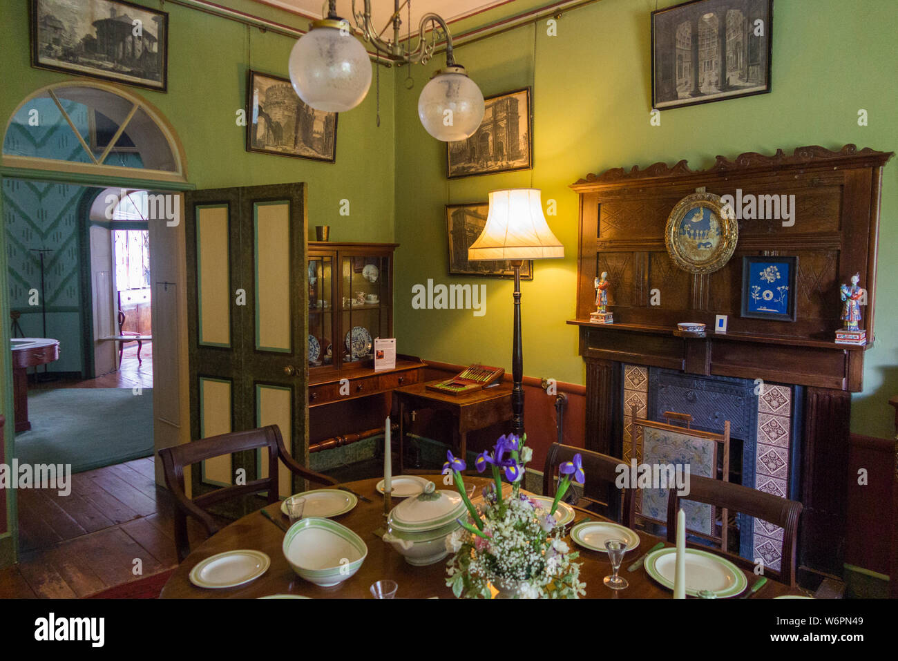 L'intérieur à l'intérieur salle à manger avec table dressée pour un repas, d'une La Ronde, qui est un 18e siècle recto verso 16 maison située près de Lympstone, Exmouth, Devon UK (110) Banque D'Images