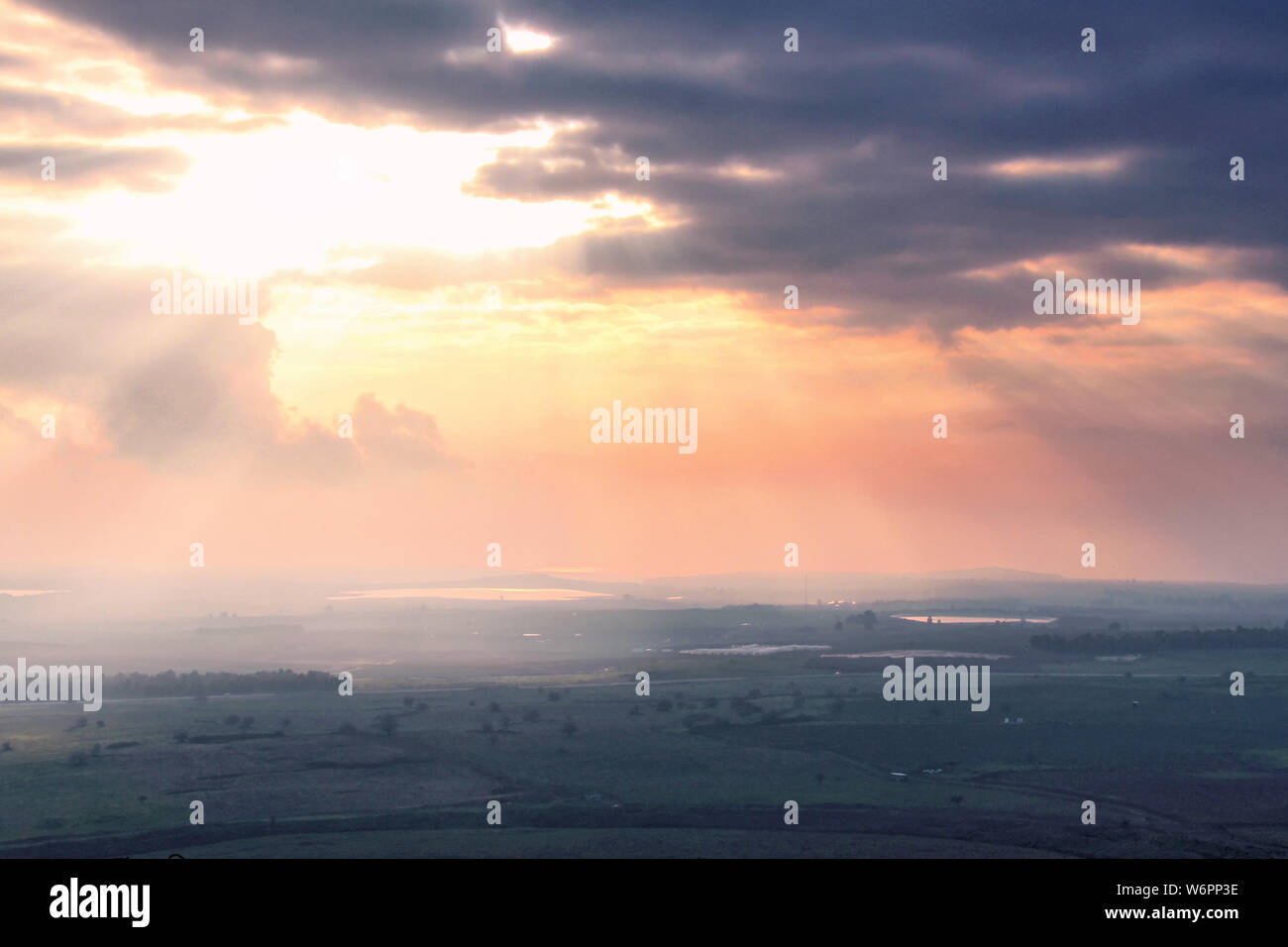 Une vue sur les hauteurs du Golan d'Israël au coucher du soleil sur une journée nuageuse, de tel prix près de la frontière syrienne. Banque D'Images