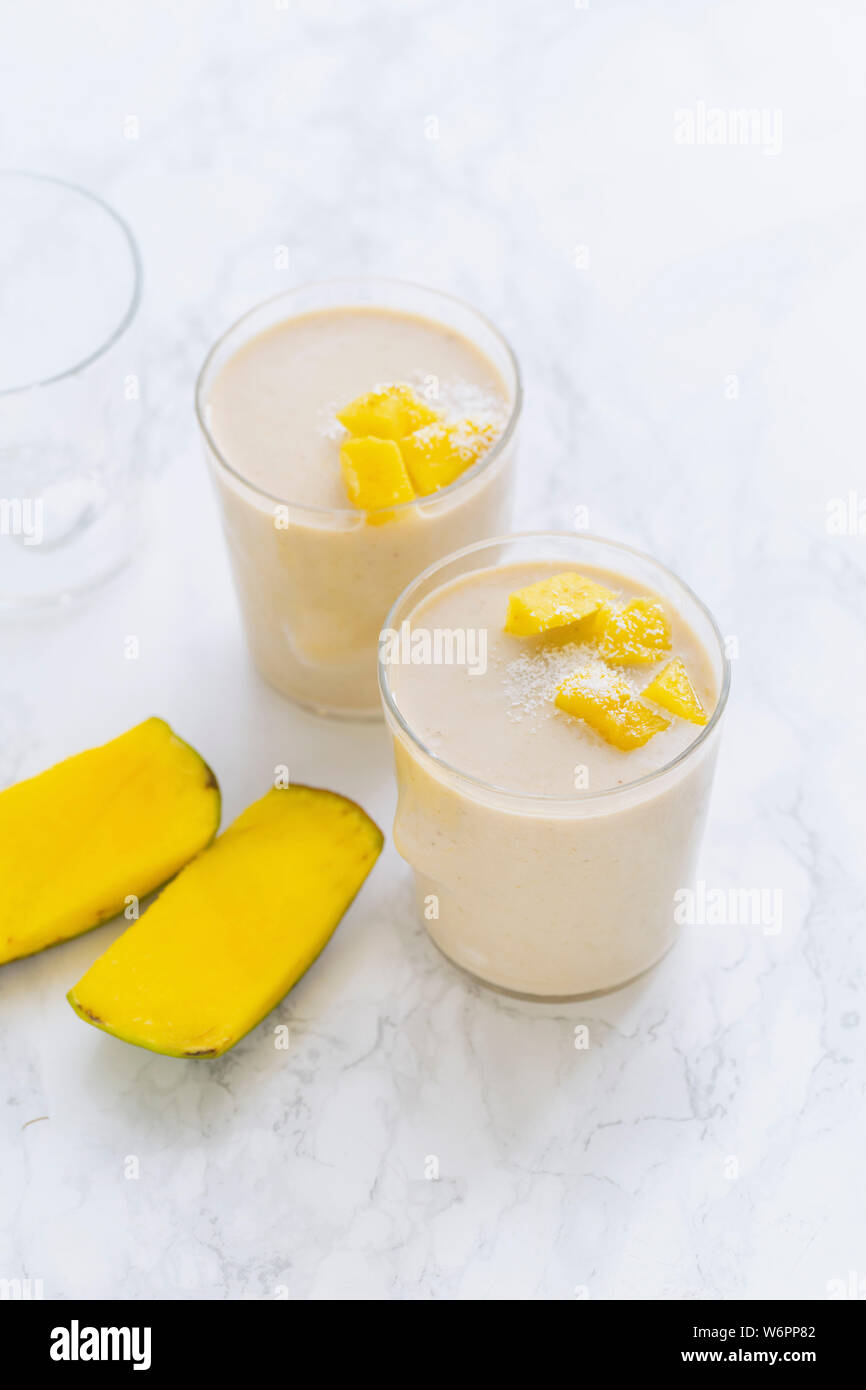 Smoothie banane, mangue et noix de coco à la mangue fraîche Banque D'Images