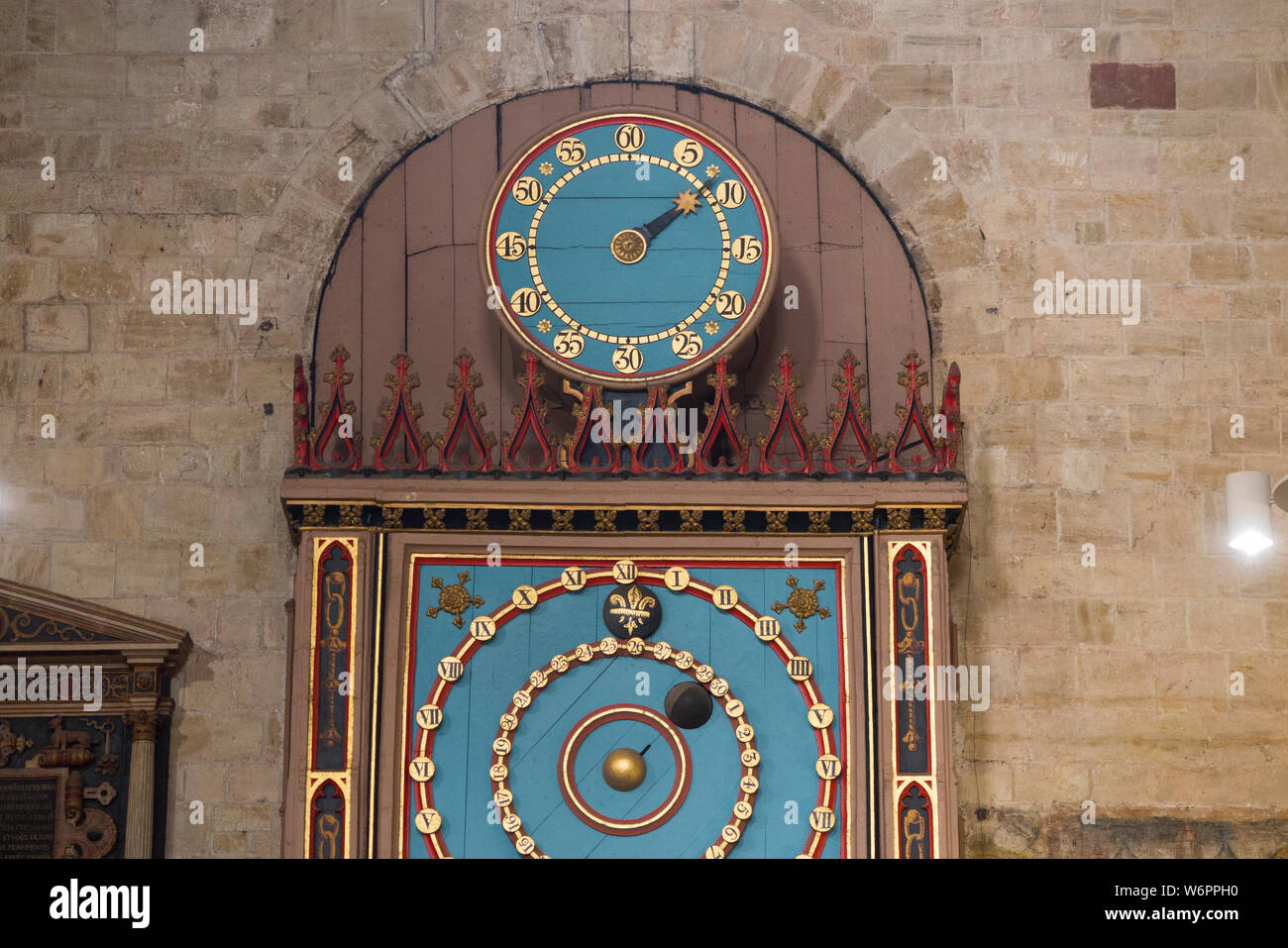 Exeters horloge astronomique qui date de 1484, avec une plus petite minute composez ajouté en 1760. Intérieur de la cathédrale d'Exeter. Exeter, Royaume-Uni. (110) Banque D'Images