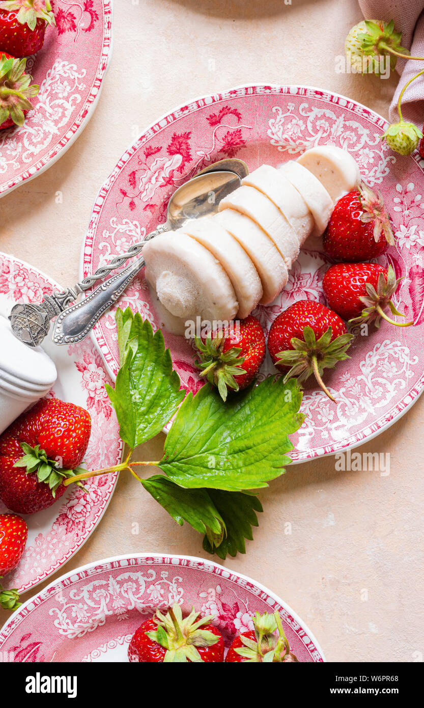 Strawberry Kulfi servi sur assiettes en porcelaine rose , rose , avec des fraises cueillies. Banque D'Images