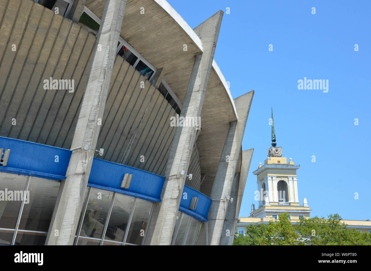 Palais de la Culture et des Sports (construit en 1968, l'architecte Stefan Kolchev, brutaliste, style moderniste socialiste), Varna, Bulgarie, côte de Mer Noire, Juillet 2019 Banque D'Images