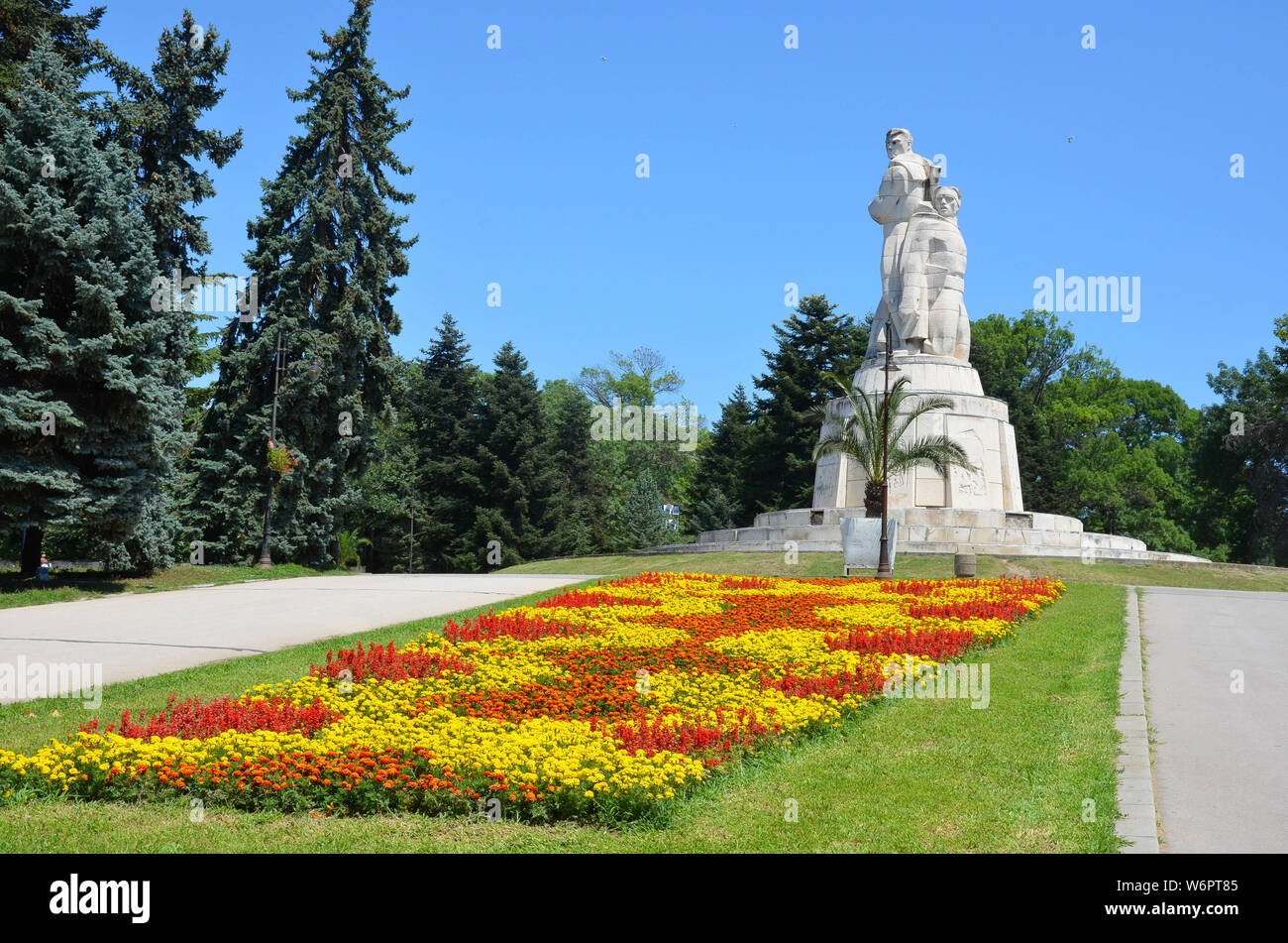 Le Panthéon de la guerre tombés statue, Primorski Park (Jardin de la mer), Varna, Bulgarie, côte de Mer Noire, Juillet 2019 Banque D'Images