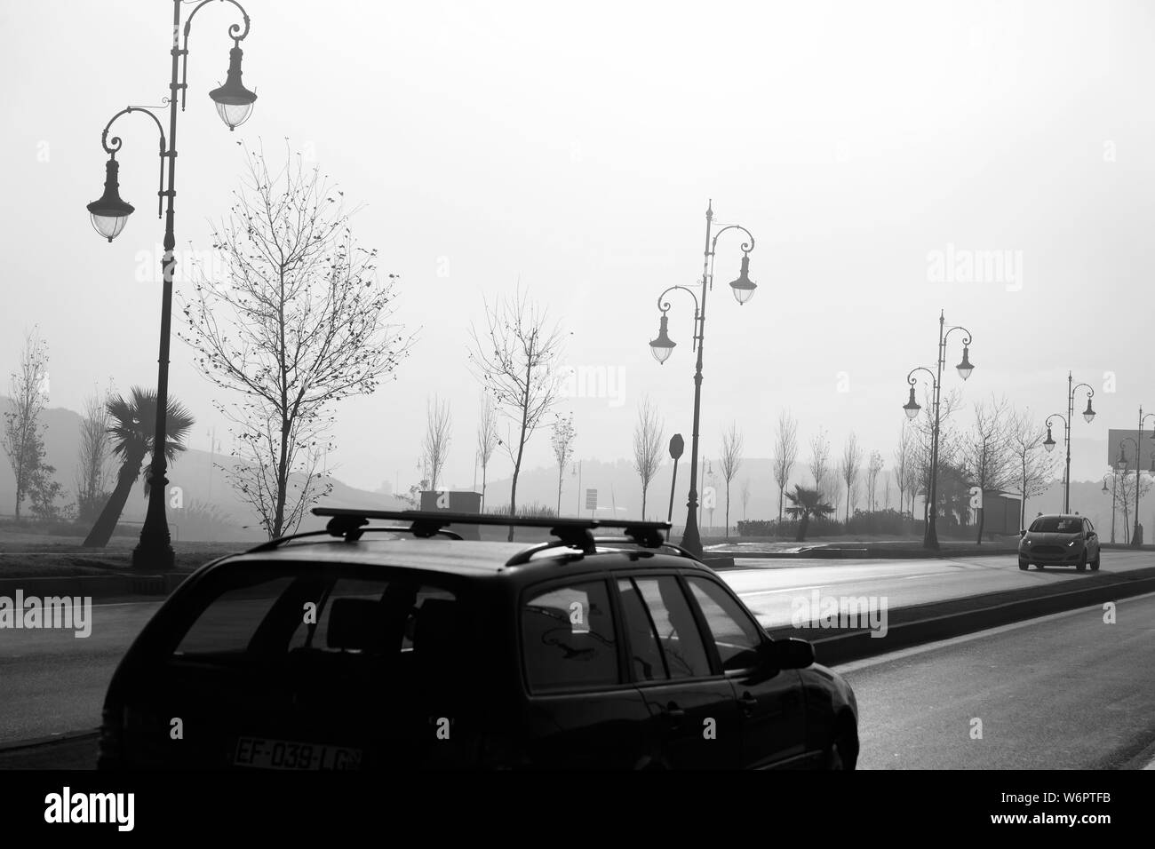 Brouillard matinal sur la route à Tanger, tiré de l'écran du vent du véhicule en mouvement. Banque D'Images