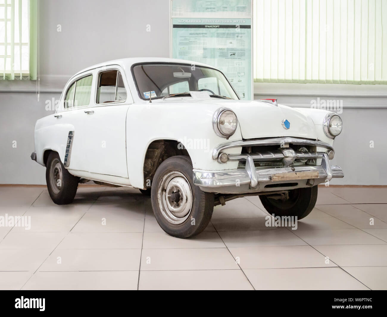 KIEV, UKRAINE - 23 juillet, 2019 : 1956 Moskvitch 402 dans le Musée à l'École Polytechnique de l'Université technique nationale ukrainienne Banque D'Images
