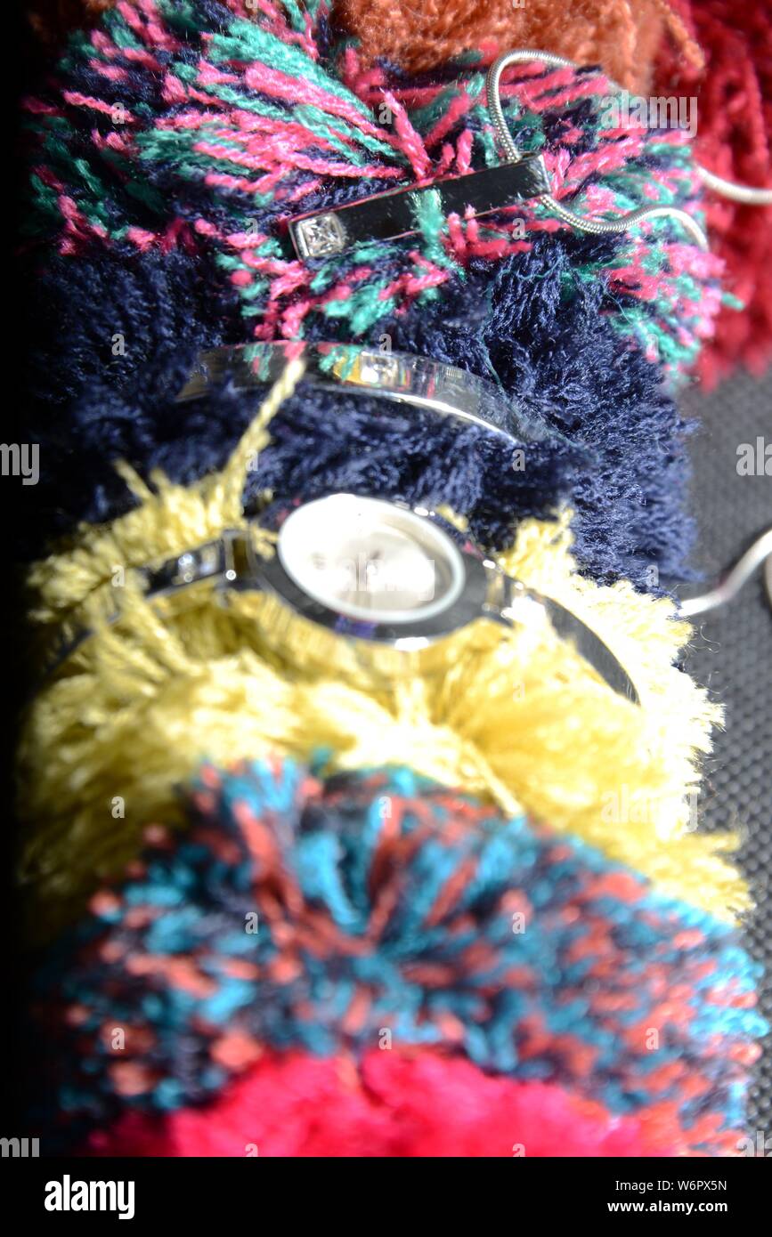 La montre sur la montre colorée titulaire titulaire titulaire moelleux fourrure frisée velue fluffy ball watch bracelet et bijoux dans l'émission Banque D'Images