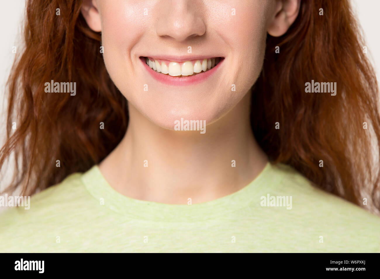 Closeup portrait of woman à tête rouge ultra blanc sourire à pleines dents Banque D'Images