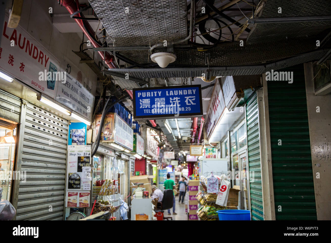 L'intérieur du corridor de boutiques Chungking Mansions. Hong Kong Banque D'Images