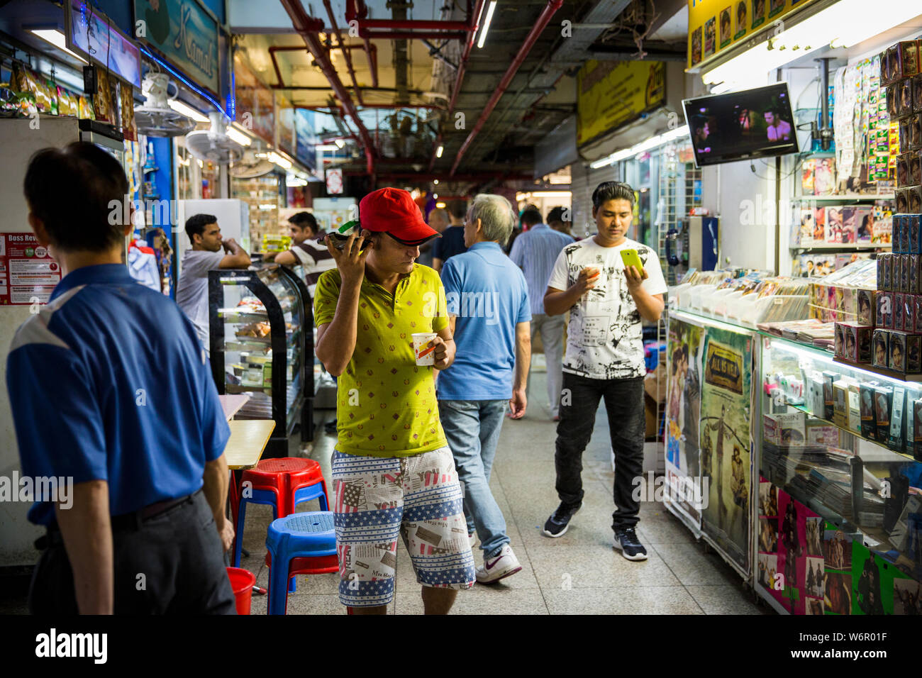 Les gens à l'intérieur ethnique Chungking Mansions. Hong Kong Banque D'Images