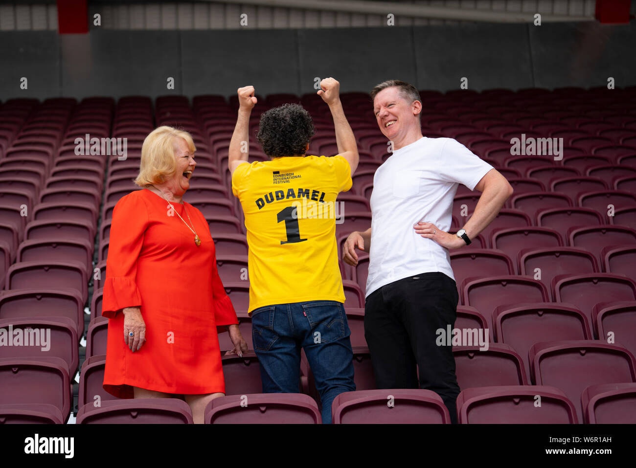 Edinburgh, Ecosse, Royaume-Uni. 2 août 2019. Chef d'orchestre Gustavo Dudamel au stade de Murrayfield à Édimbourg pour mener l'Orchestre Philharmonique de la norme à l'inauguration d'Aberdeen les investissements de l'Edinburgh International Festival. Sur la photo. Ann Budge, propriétaire de coeurs, Gustavo Dudamel, Fergus Linehan. Iain Masterton/Alamy Live News Banque D'Images