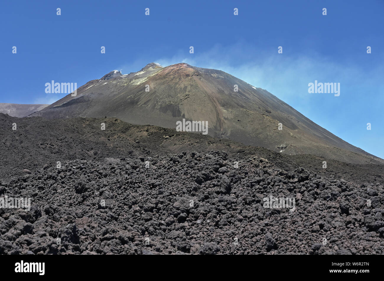 L'Etna est un volcan actif sur la côte est de la Sicile, en Italie. Banque D'Images