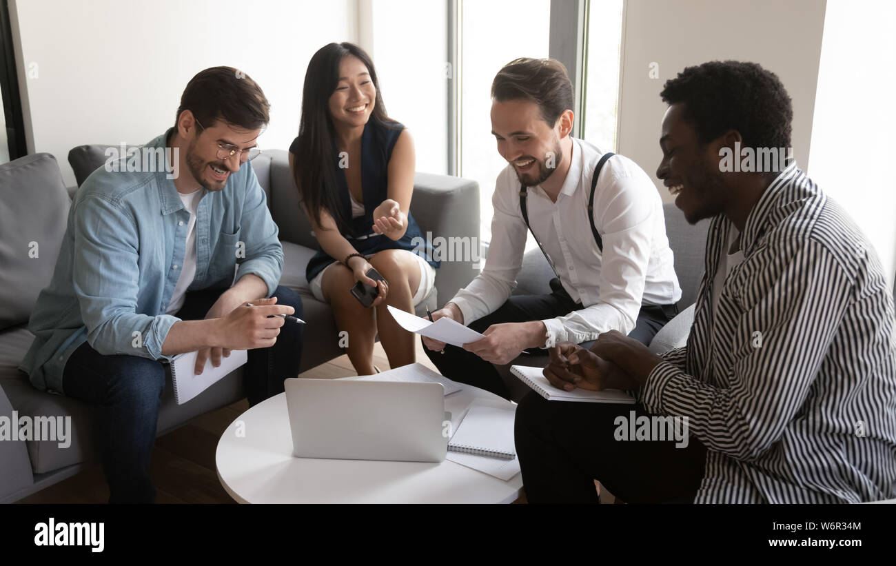 Professionnels divers d'équipe des gens rire travailler ensemble au briefing de l'entreprise Banque D'Images