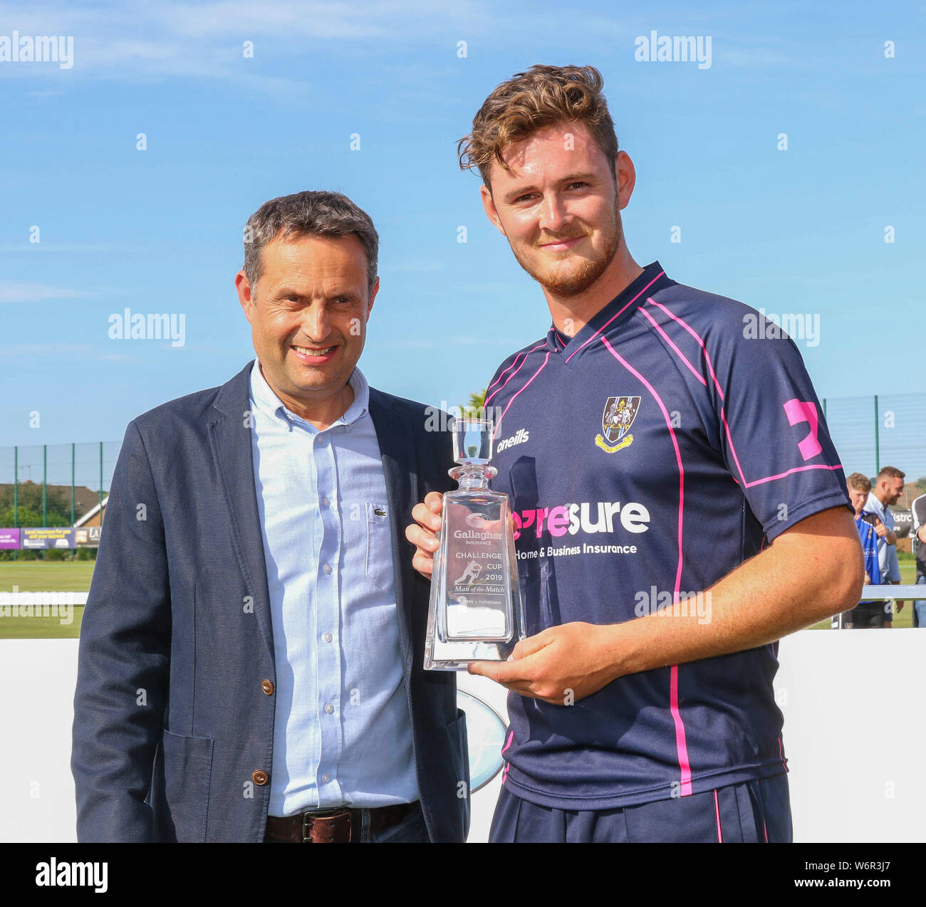 Le Livre vert, Comber, County Down.L'Irlande du Nord. 09Th Aug 2019. Le Gallagher Challenge Cup Final - CIYMS v Instonians. CIYMS player Mark Adair (à droite) reçoit son prix de l'Homme du Match de Shane Matthews, MD, Gallagher Belfast. Crédit : David Hunter/Alamy Live News. Banque D'Images