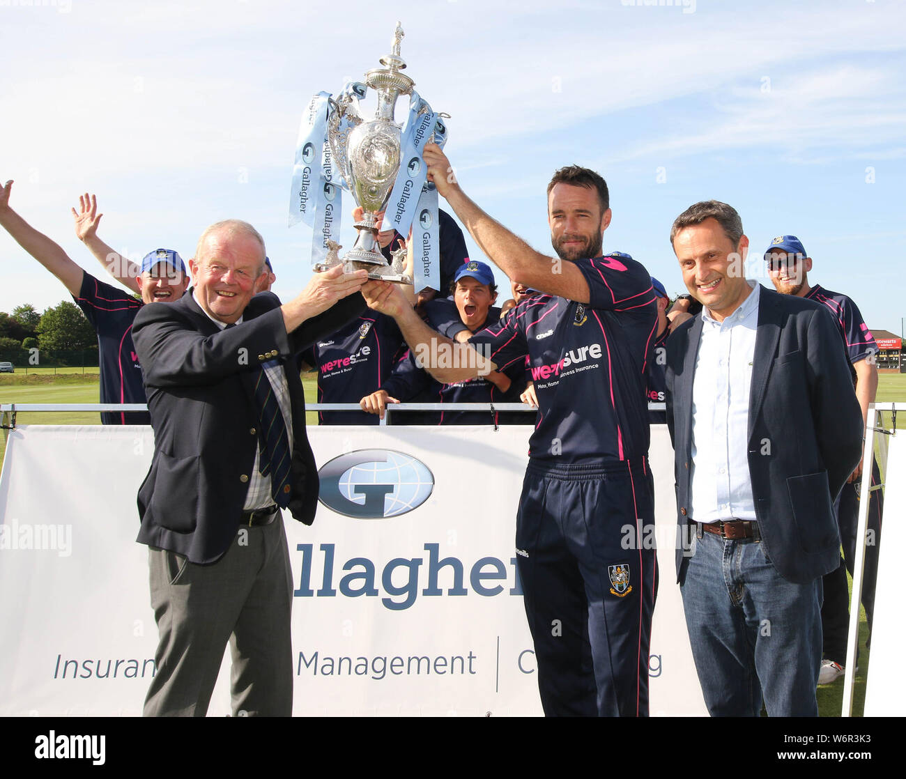 Le Livre vert, Comber, County Down.L'Irlande du Nord. 09Th Aug 2019. Le Gallagher Challenge Cup Final - CIYMS v Instonians. CIYMS a remporté la coupe par 98 s'exécute. (L-R) Richard Johnson (UNC) Président Nigel Jones ((CIYMS capitaine) et Shane Matthews (MD Gallagher Belfast). Crédit : David Hunter/Alamy Live News. Banque D'Images