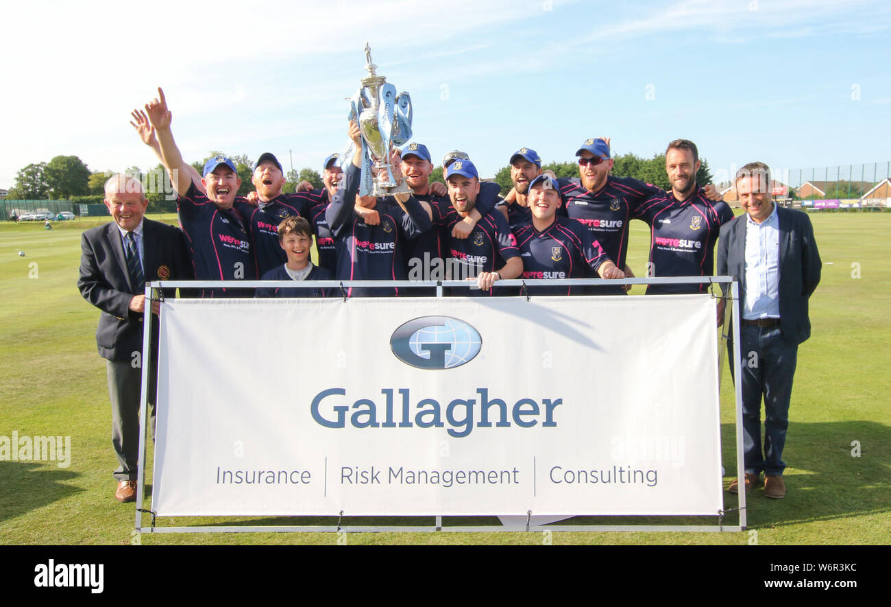 The Green, Comber, County Down.Northern Ireland. 02nd août 2019 finale de la coupe du défi Gallagher - CIYMS v Indonians. CIYMS fête avec la coupe après une course de 98 sur les Insonians. Crédit : David Hunter/Alay Live News. Banque D'Images