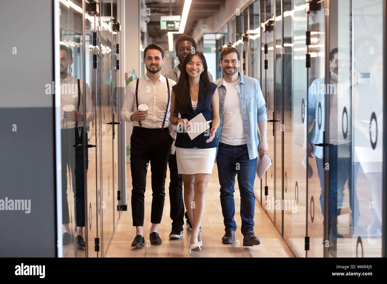 L'équipe d'entreprise multinationale heureux en stand office hallway Banque D'Images