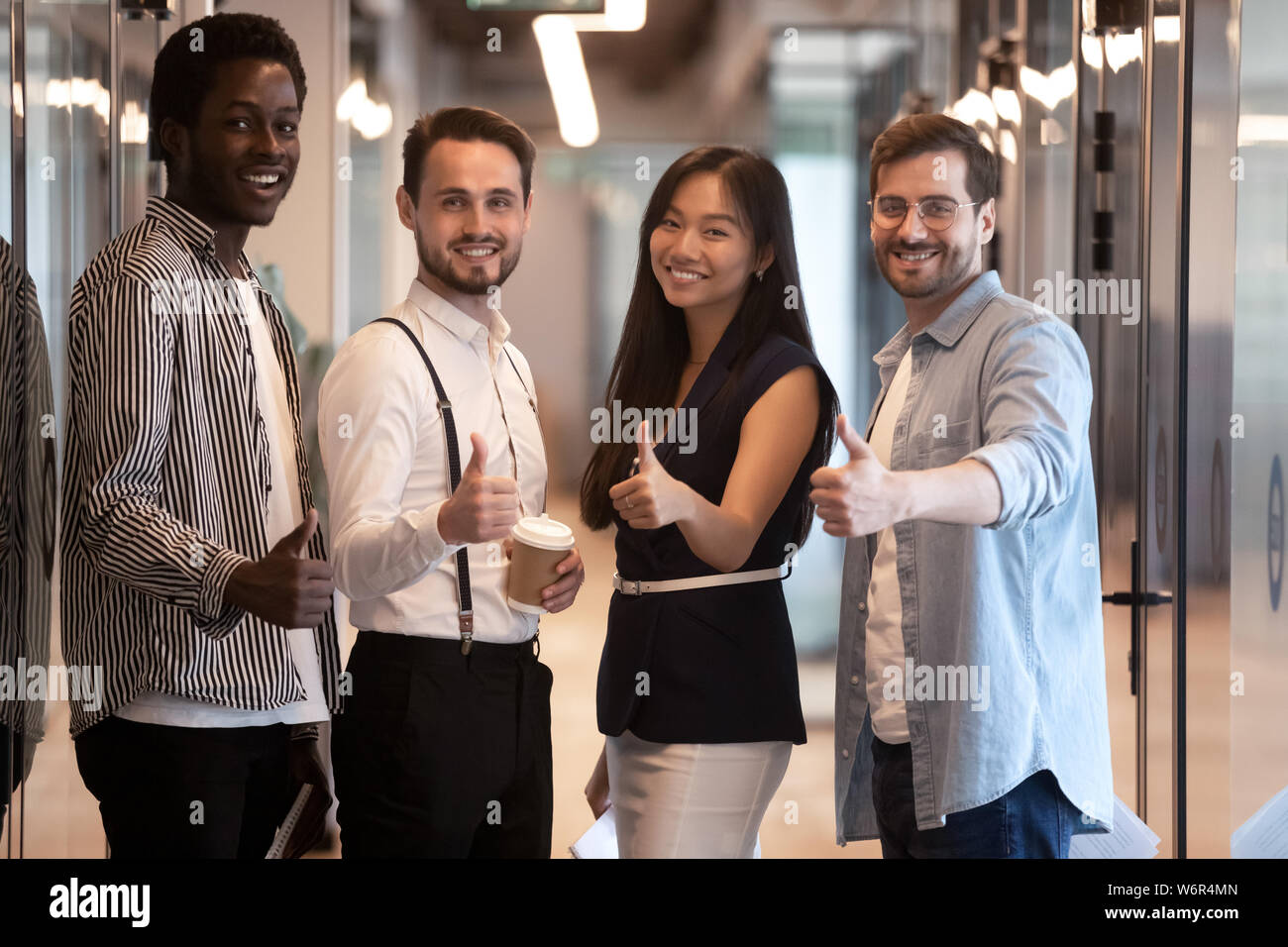 Heureux les gens d'affaires internationaux group showing Thumbs up, portrait Banque D'Images