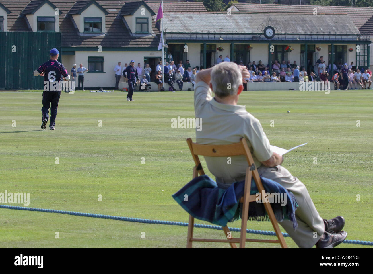 The Green, Comber, County Down.Northern Ireland. 02 août 2019. Finale de la coupe du défi Gallagher - CIYMS / Instoniens. CIYMS a remporté la coupe par 98 courses sur une grande journée d'été au Green. Spectateur sur place en regardant le match de cricket.Credit: David Hunter/Alay Live News. Banque D'Images
