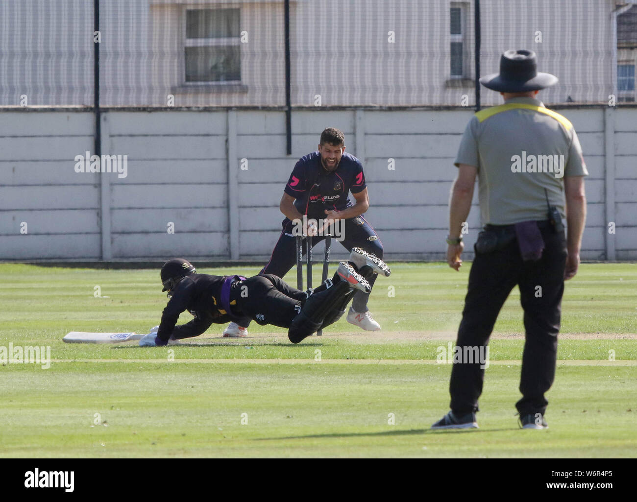 Le Livre vert, Comber, County Down.L'Irlande du Nord. 09Th Aug 2019. Le Gallagher Challenge Cup Final - CIYMS v Instonians. Un batteur Instonians rend le pli dans le temps malgré les SB Pienaar en tenant le bails off. Crédit : David Hunter/Alamy Live News. Banque D'Images