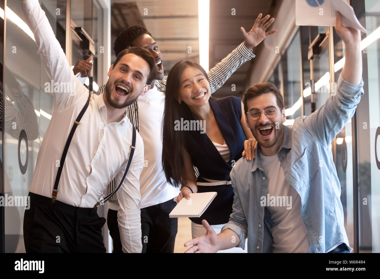 Drôle d'équipe multiethnique excité de stand Banque D'Images