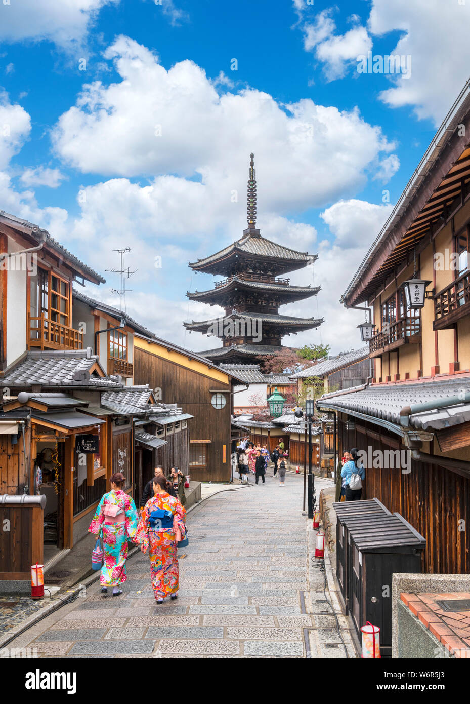 Vue du Sanctuaire Yasaka Kamimachi vers le Temple Hokan-ji (la pagode Yasaka) dans le quartier Higashiyama, Gion, Kyoto, Japon Banque D'Images