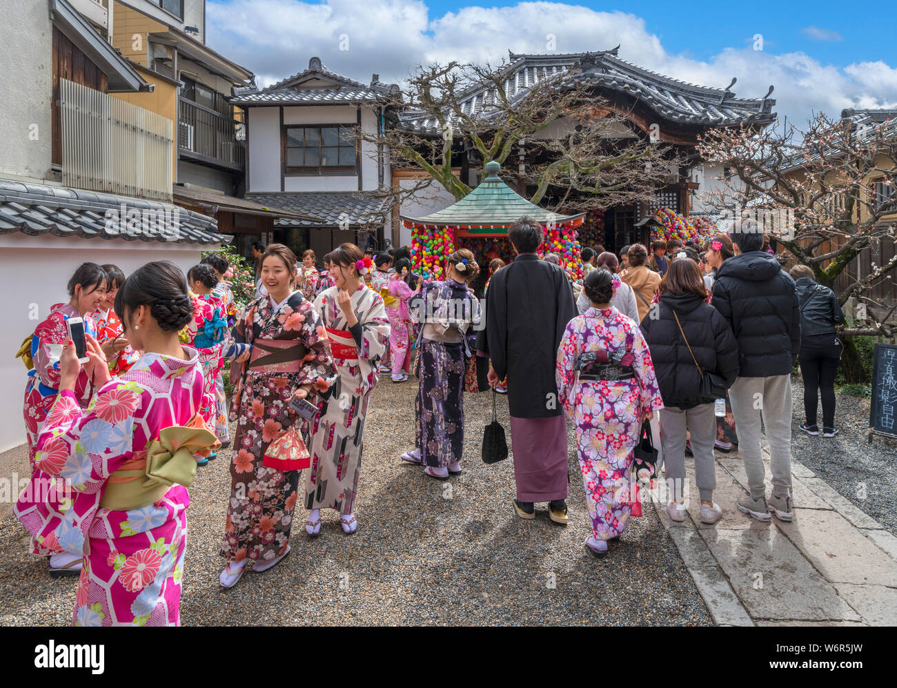 Les visiteurs dans la cour du Sanctuaire Yasaka Kōshin-dō (Temple Kongoji), quartier Higashiyama, Gion, Kyoto, Japon Banque D'Images