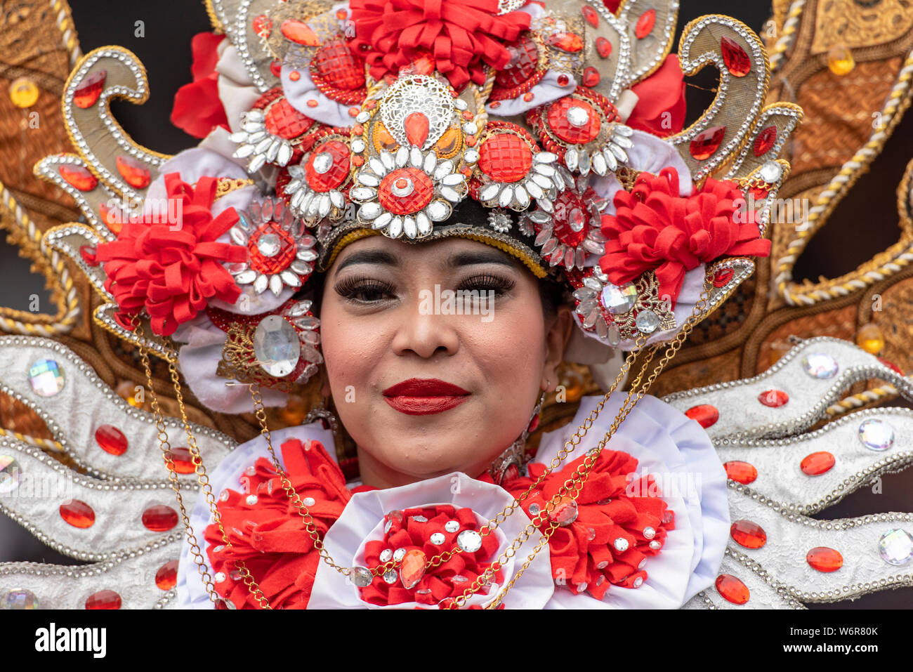 Moscou - 19 AOÛT 02 : Les femmes indonésiennes habillé en costume traditionnel pose devant caméra, en parc public à Moscou le 02 août. 2019 en Russie Banque D'Images