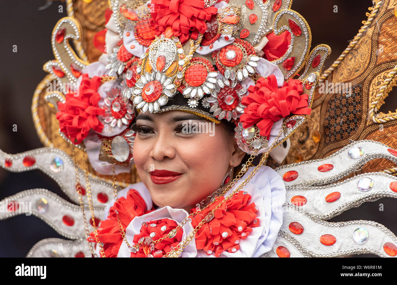 Moscou - 19 AOÛT 02 : Les femmes indonésiennes habillé en costume traditionnel pose devant caméra, en parc public à Moscou le 02 août. 2019 en Russie Banque D'Images