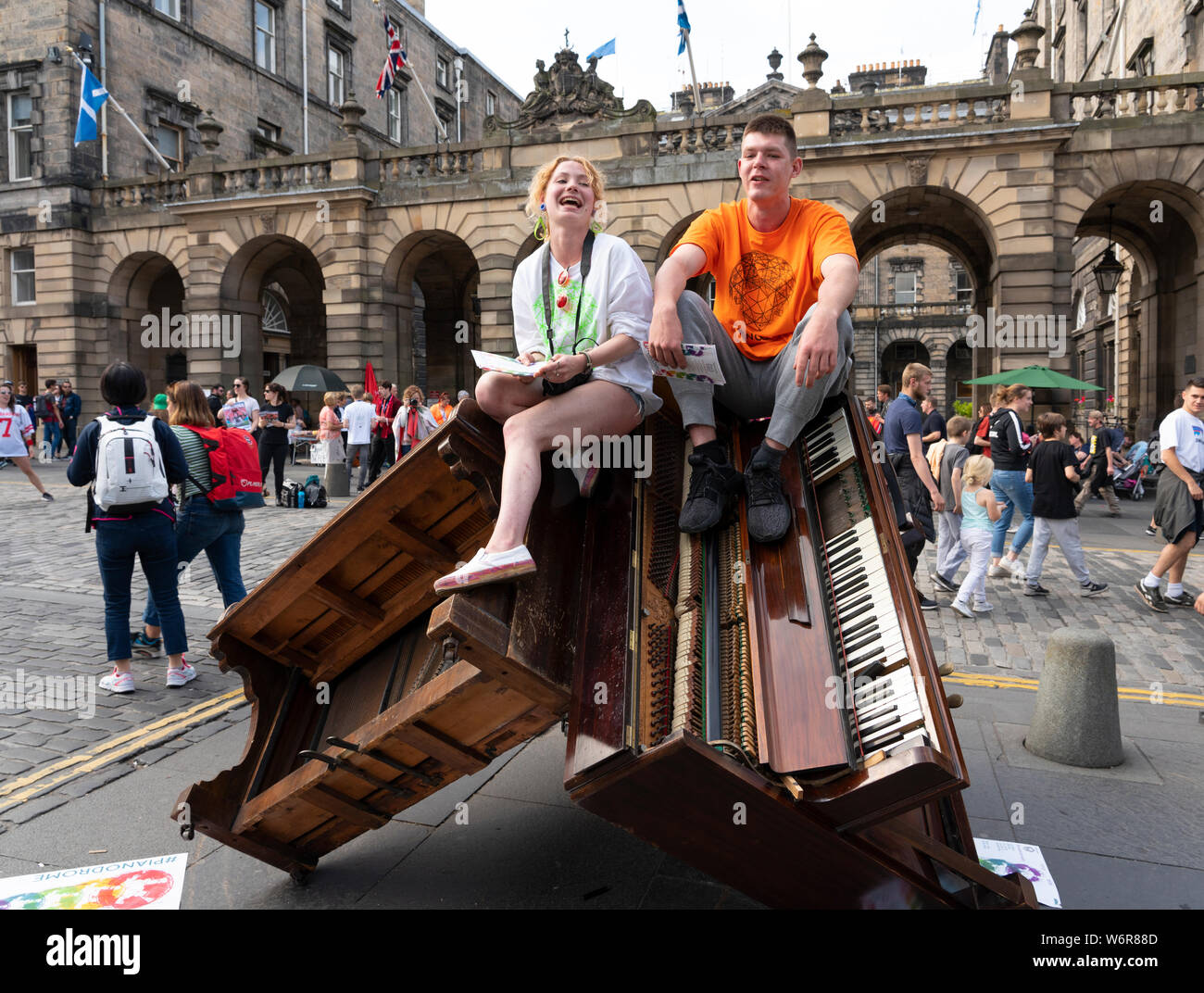 Edinburgh, Ecosse, Royaume-Uni. 2 Août, 2019. Le jour de l'ouverture de l'Edinburgh Festival Fringe trois pianos ont été faites dans une sculpture de promouvoir un lieu Pianodrome # faits de upcycled pianos. Credit : Iain Masterton/Alamy Live News Banque D'Images
