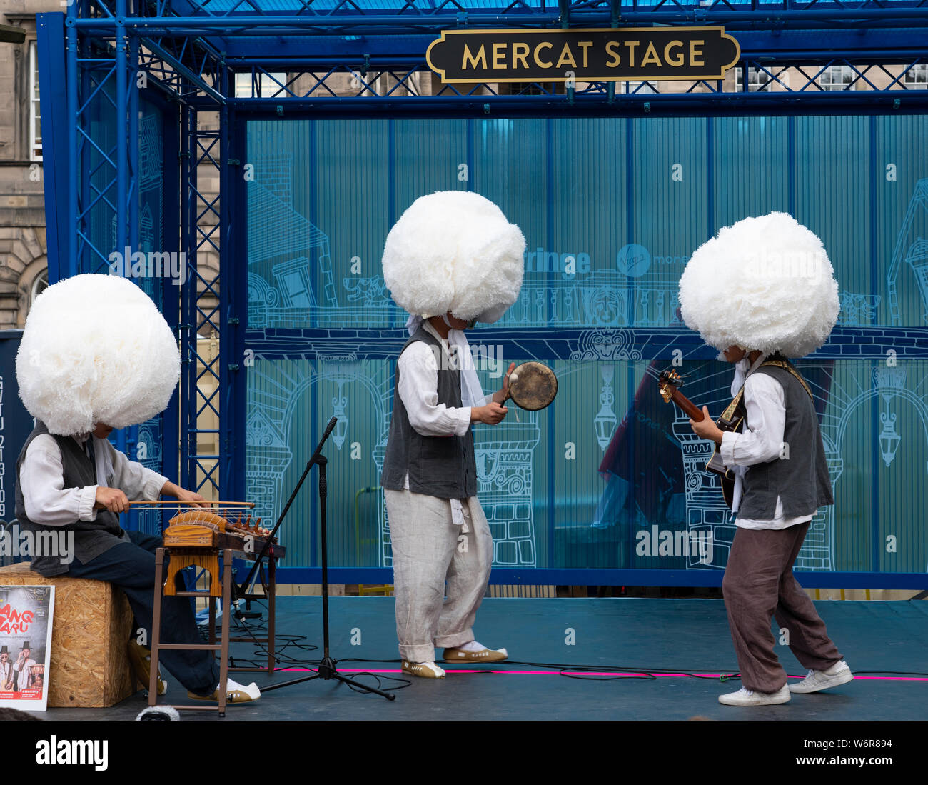 Edinburgh, Ecosse, Royaume-Uni. 2 Août, 2019. Le jour de l'ouverture de l'Edinburgh Festival Fringe la musique traditionnel coréen Gypsy Sangjaru à créer la musique du monde ingénieux basé sur la culture et les arts traditionnels coréens Crédit : Iain Masterton/Alamy Live News Banque D'Images