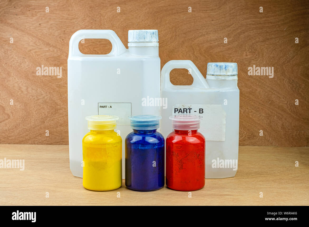 Le mélange de résine époxy couleur tasse en plastique pour le moulage en bois et stabilisation hybride de pin Banque D'Images