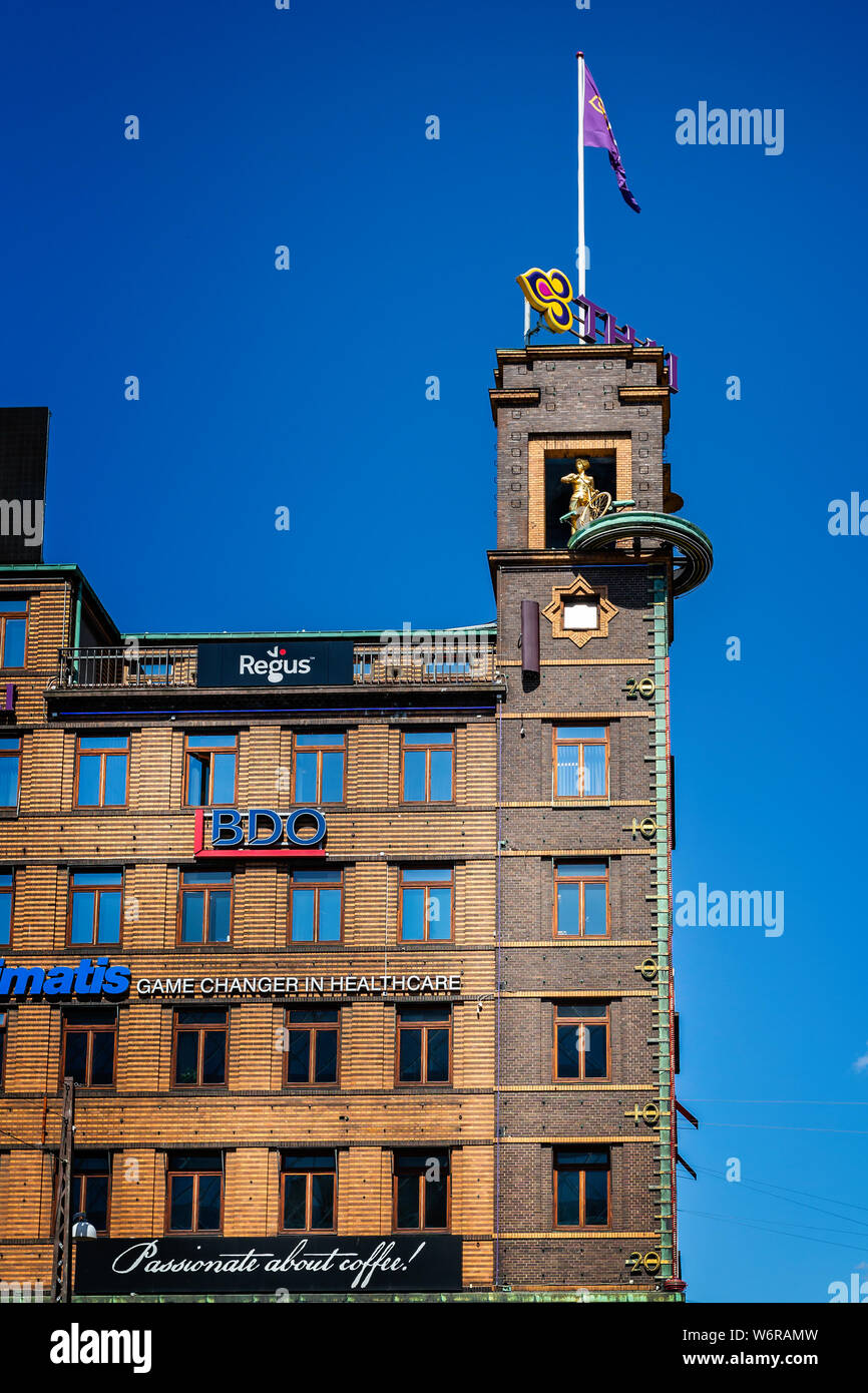 Golden Girl sur une prévision météo vélo juste au-dessus de la rue près de l'Hôtel de ville de Copenhague, Danemark le 18 juillet ,m2019 Banque D'Images