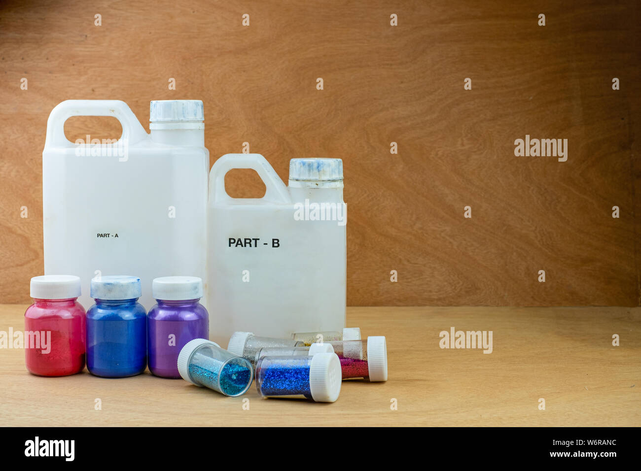 Le mélange de résine époxy couleur tasse en plastique pour le moulage en bois et stabilisation hybride de pin Banque D'Images