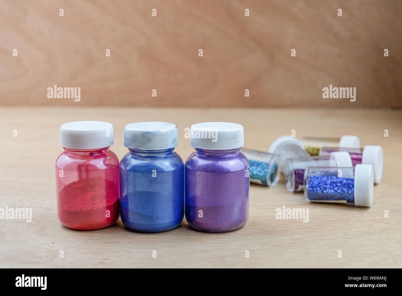 Le mélange de résine époxy couleur tasse en plastique pour le moulage en bois et stabilisation hybride de pin Banque D'Images