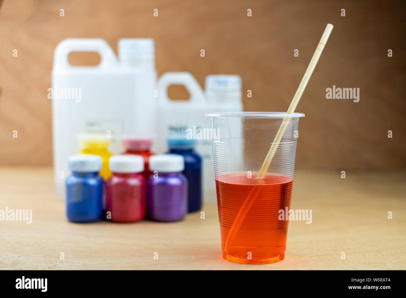 Le mélange de résine époxy couleur tasse en plastique pour le moulage en bois et stabilisation hybride de pin Banque D'Images