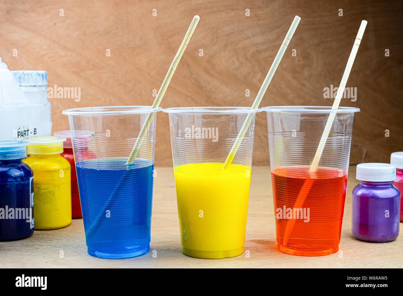 Le mélange de résine époxy couleur tasse en plastique pour le moulage en bois et stabilisation hybride de pin Banque D'Images