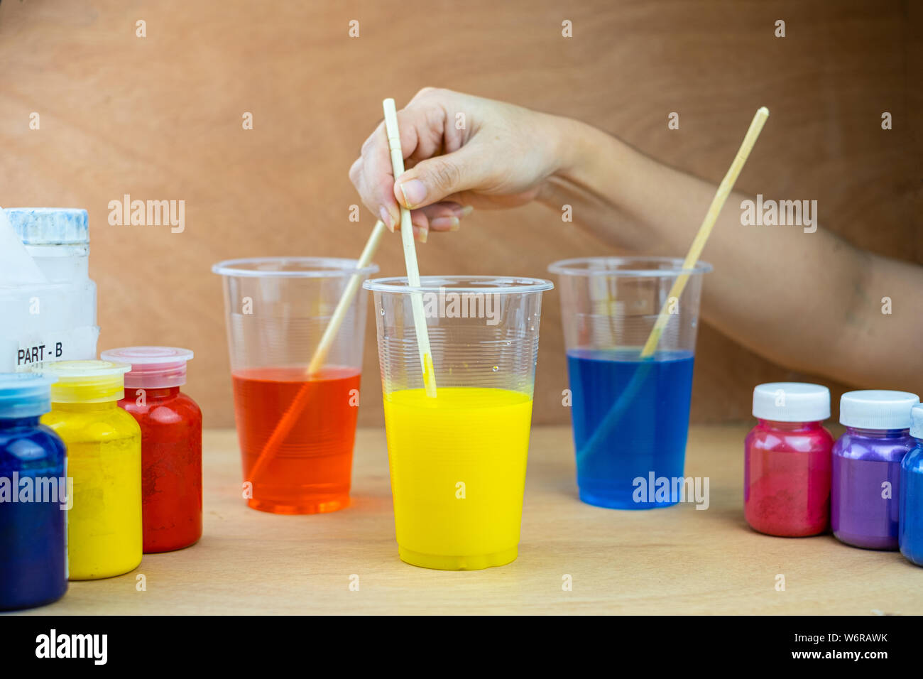 Le mélange de résine époxy couleur tasse en plastique pour le moulage en bois et stabilisation hybride de pin Banque D'Images